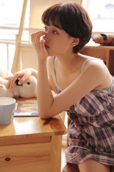 沙发上的短发美女吊带睡裙写真照