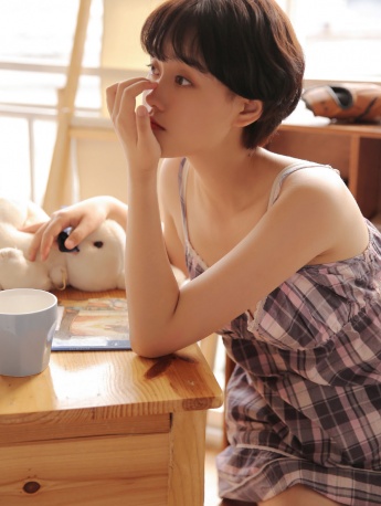 沙發上的短髮美人吊帶睡裙寫真照