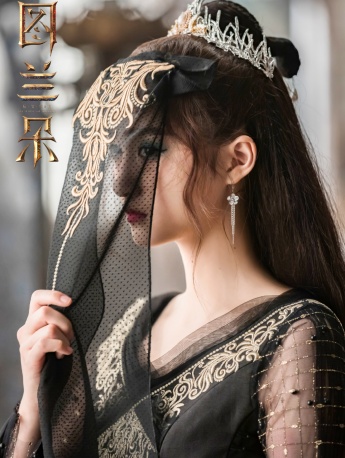 關曉彤圖蘭朵面紗黑裙造型圖片