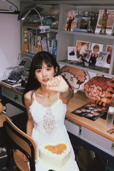 抖音美女井川里予吊带裙性感写真