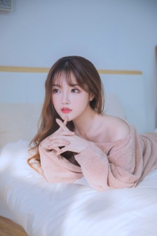 热辣红唇美女小露香肩性感撩人写真