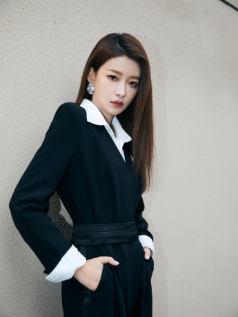 Beauty Sun Yi's intellectual and sexy rooftop photo