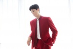 龔俊中國紅西裝帥氣寫真圖片