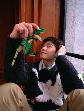 Yang Yang's fashionable and handsome magazine photos