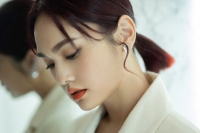 Rainie Yang intellectual and capable photo desktop wallpaper