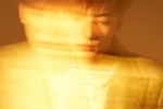 Actor Gu Landi's handsome photo with light, shadow and water mirror