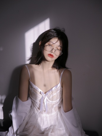 性感边框眼镜美女吊带睡衣写真
