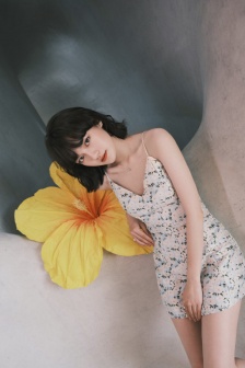 Wen Qi's charming and sexy photo in deep V suspender skirt