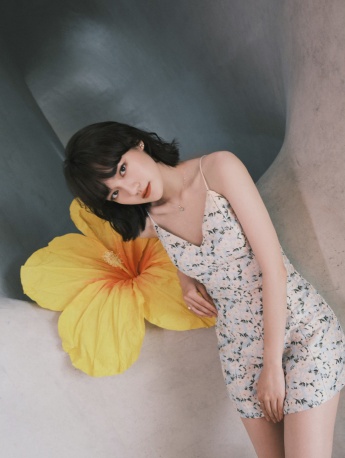 Wen Qi's charming and sexy photo in deep V suspender skirt