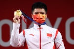 Li Fabin wins gold medal in men's 61kg weightlifting class