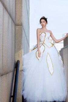 Guan Xiaotong 2022 Zhejiang TV New Year's Eve Party Pictures