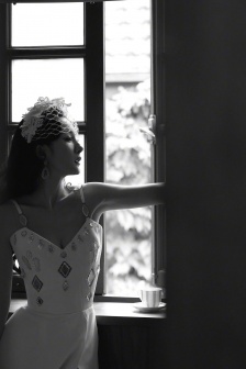 Yang Mi sexy retro suspender skirt mobile wallpaper