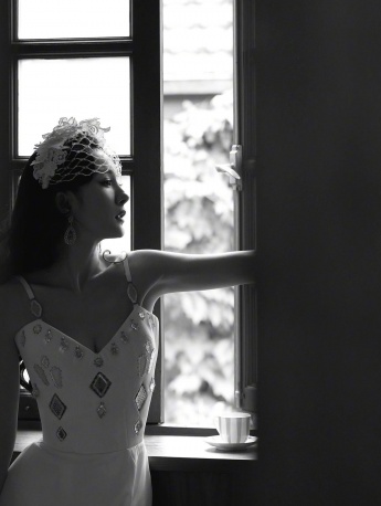 杨幂性感复古吊带裙手机壁纸