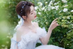 Mao Xiaotong's sexy photo pictures of light-colored tube top and gauze skirt