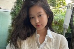 JENNIE白色背心假日造型