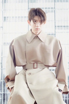 王源灰色西装帅气禁欲系写真