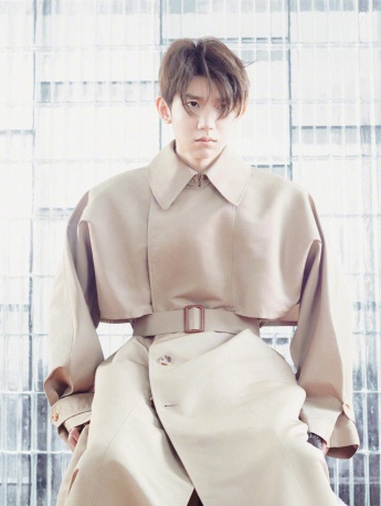王源灰色西装帅气禁欲系写真