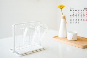 Simple and fresh desktop calendar wallpaper for March 2022
