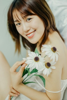 露肩吊带裙美女甜美性感写真