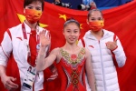 Guan Chenchen wins gold medal on women's balance beam