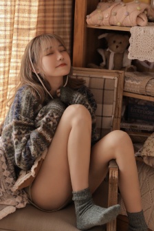 高顏值毛衣美女撩人美腿寫真
