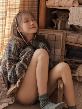高颜值毛衣美女撩人美腿写真