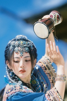 杨超越楼兰少女手机壁纸