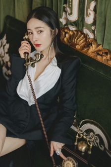 杨幂拖尾裙摆复古性感写真图片