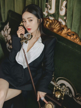 Yang Mi's trailing skirt retro sexy photo pictures