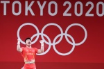 Chen Lijun wins gold medal in men's 67kg weightlifting class
