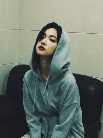 吴谨言复古质感生活照图片