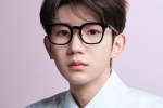 王源眼镜杀儒雅帅气写真