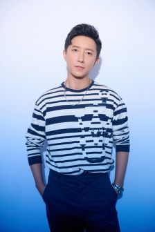 Handsome pictures and photos of Han Geng in striped top