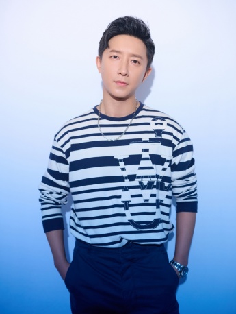 韩庚条纹上衣帅气图片写真
