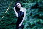 Jing Tian wears a black sloping shoulder dress in a hot and sexy photo