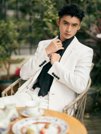 Zhang Yunlong's handsome photo at ELLE Fashion Ceremony