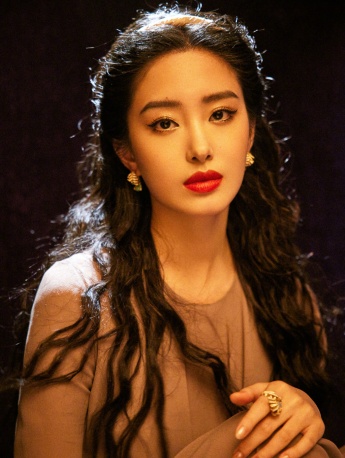 Yang Caiyu's charming temperament, classic and sexy photos