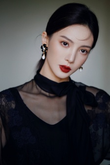 金晨热辣红唇魅惑性感写真