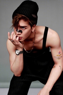 王嘉爾嘉人時尚帥氣寫真圖片