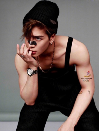 Wang Jiaer Jiaren fashionable and handsome photo pictures