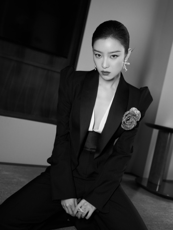 Ni Ni black suit glamor sexy photo pictures