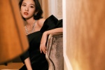Tang Yixin's smart and sexy photo in black strapless short skirt