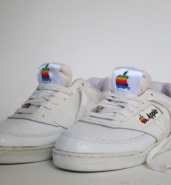 蘋果90年代員工工鞋細部展示