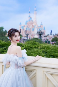 Mao Xiaotong's sexy photo pictures of light-colored tube top and gauze skirt