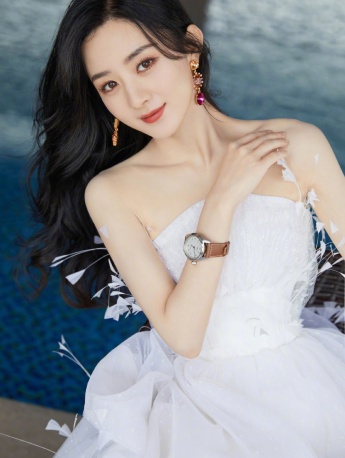 Zhao Liying sexy photo pictures in white feather tube top skirt