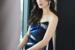 Huang Shengyi's tall and sexy photo with high slit in long skirt