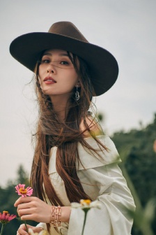 Liu Shishi's sexy winter picnic photos