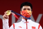 Li Fabin wins gold medal in men's 61kg weightlifting class