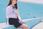 操场上的美女制服短裙性感诱惑写真