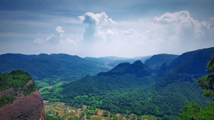 遠處山峰雲朵圖片桌麵壁紙
